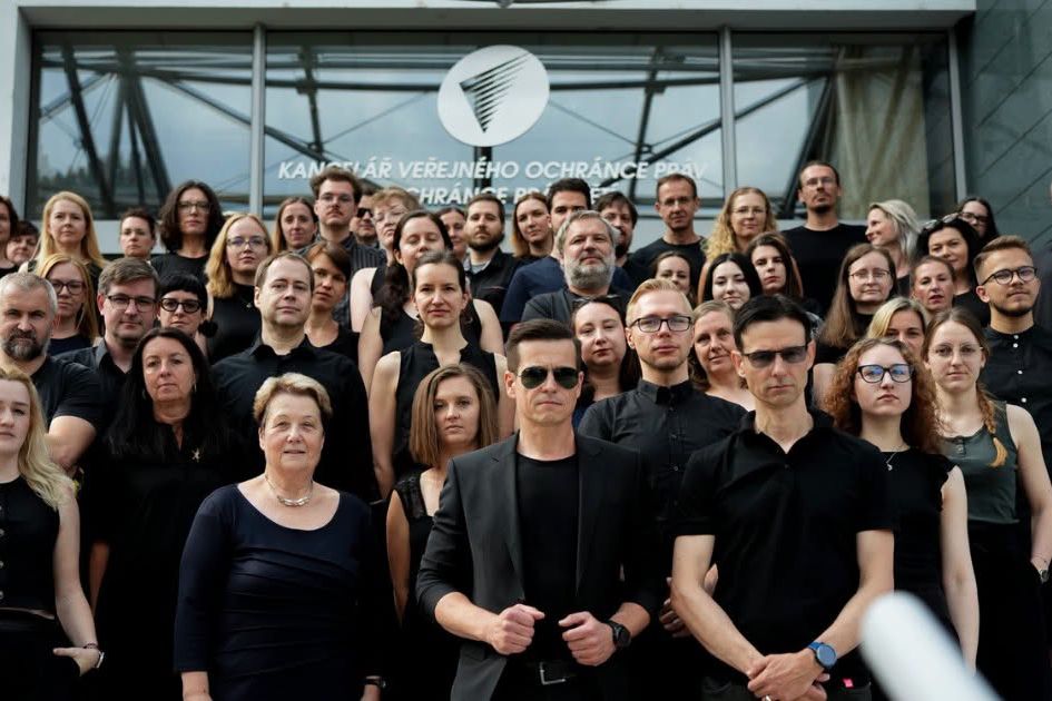 Nová ombudsmanka se oblékla do černé. Podpořila stávku v ČT a ČRo