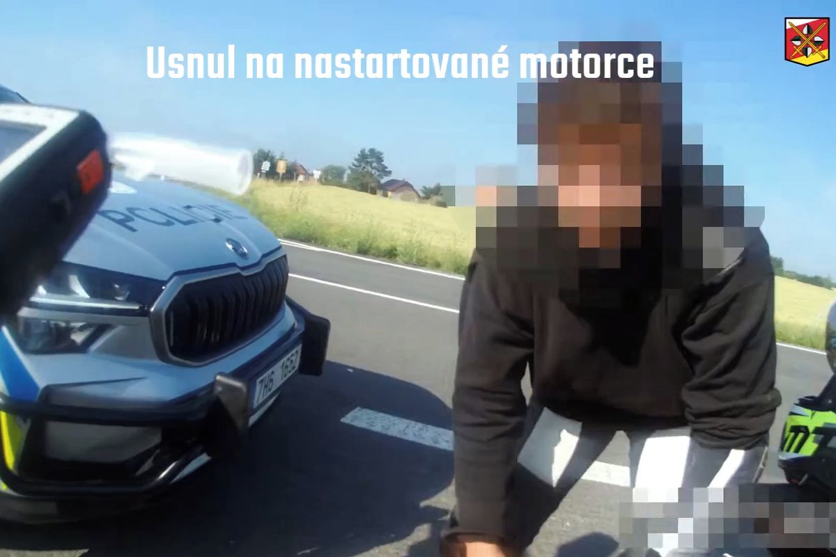 Opilý řidič na Hradecku usnul na nastartované motorce uprostřed křižovatky