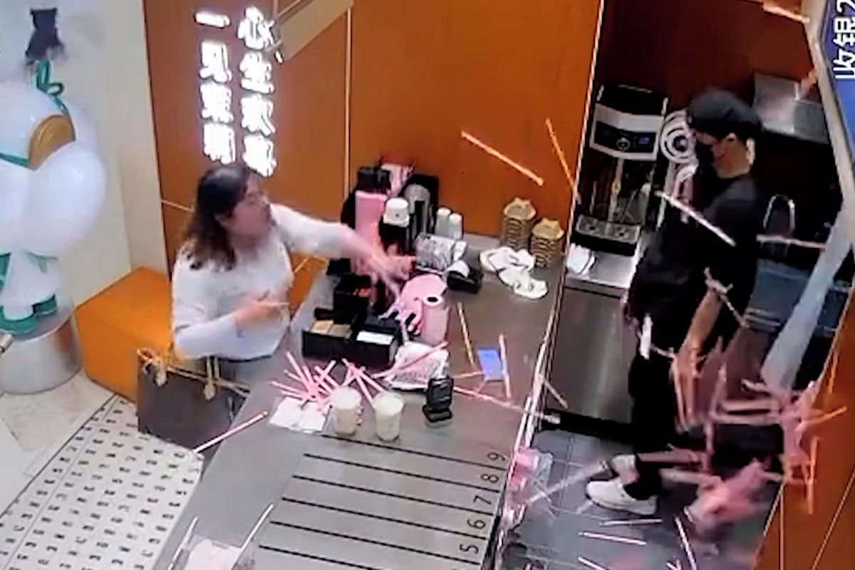 Rozzuřená zákaznice v Číně házela po obsluze fast foodu plastová brčka. Konflikt zachytila kamera