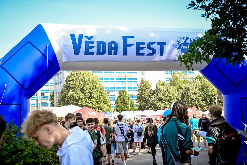 Dejvický VědaFest nabízí možnost osahat si vědu vlastníma rukama
