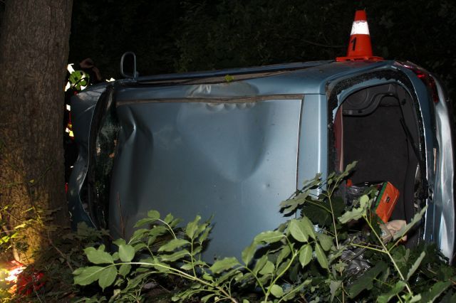 Jel rychle. Mladý řidič na Přerovsku převrátil auto na bok u potoka