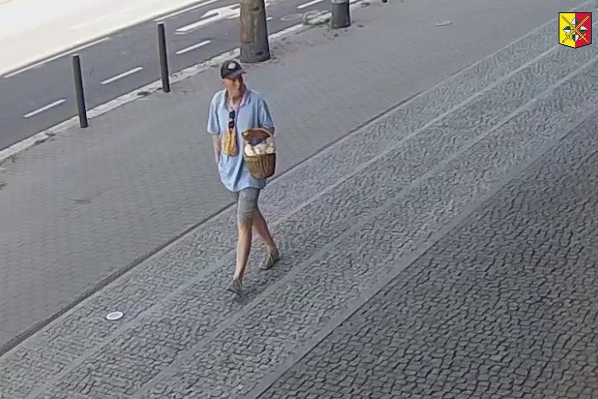Lákal děti do auta. Policie v Praze hledá muže s košíkem popcornu