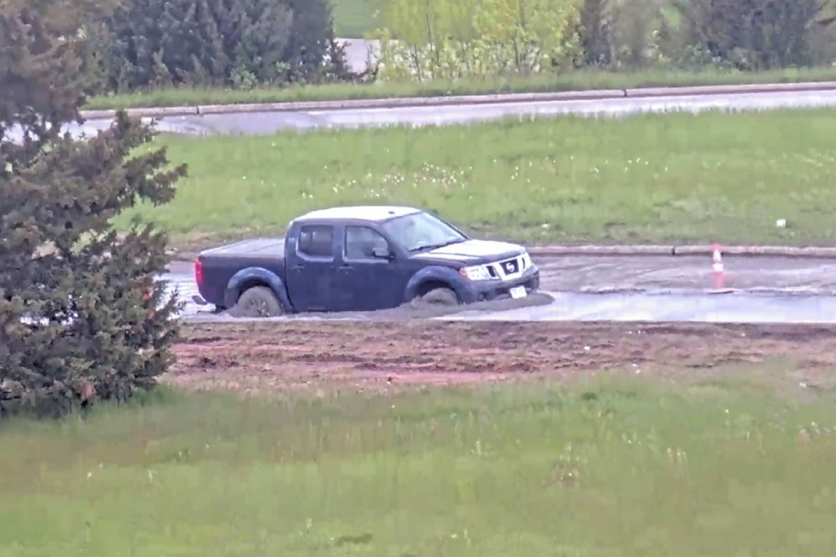 Řidič ve Wisconsinu odsunul cedule před uzavírkou, aby projel. Čerstvý beton ho překvapil