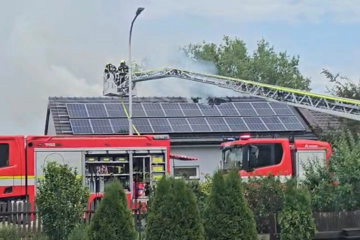 Požár střechy domu a fotovoltaiky způsobil na Olomoucku škodu osm milionů