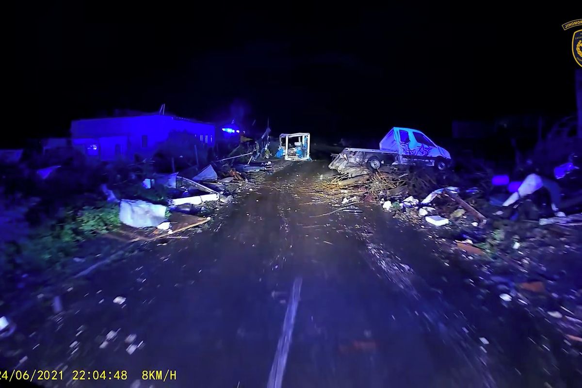 Obří větrný vír za humny, pak už jen sutiny. Hasiči připomněli ve videu ničivé tornádo na Moravě