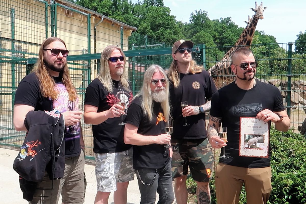 Metalisté ze slavného Sabatonu se stali kmotry mláděte nosorožce z plzeňské zoo. Ale domů by ho nechtěli