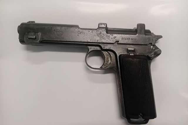 Vzácný samopal i rumunská rarita. Lidé na Zlínsku nosí na policii historické poklady