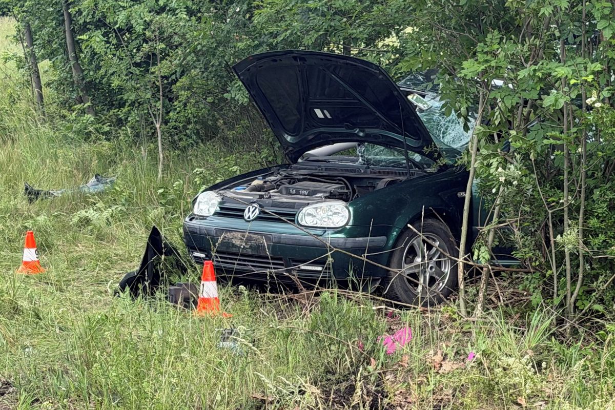 Auto po srážce s náklaďákem na Královéhradecku skončilo v příkopu, tři zranění