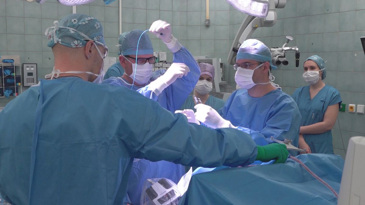 Ostravští lékaři jako první v Česku zničili nádor v mozku pomocí laserové termoablace