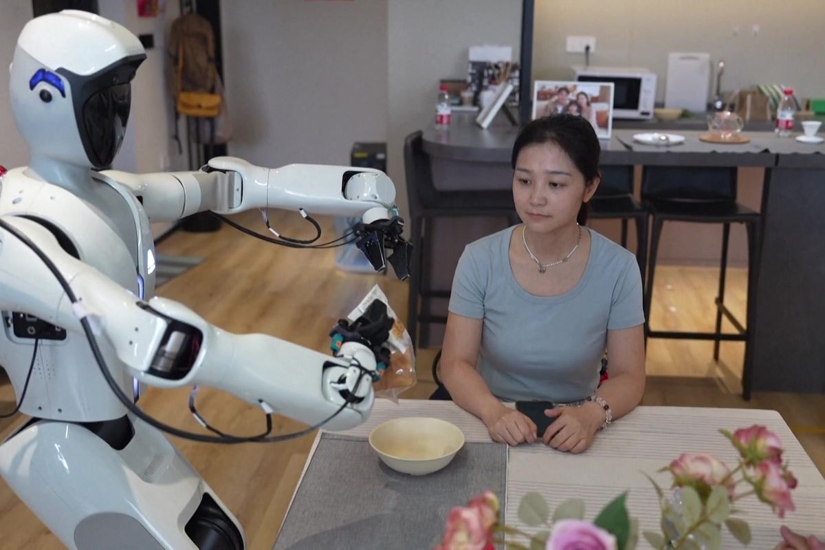 Čínský robot s inteligencí tříletého dítěte už pomáhá v domácnostech