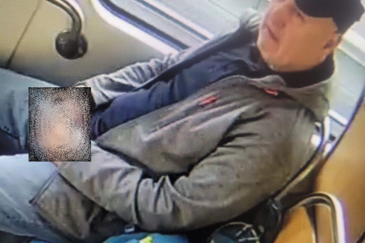 Policie v Ostravě hledá muže, který se před školačkou uspokojoval v tramvaji