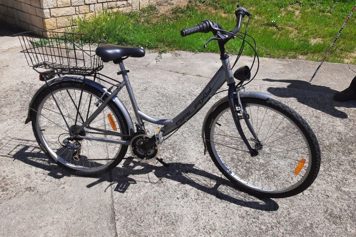 Na Hodonínsku se čelně srazili dva cyklisté. Žena je vážně zraněna, muže hledá policie