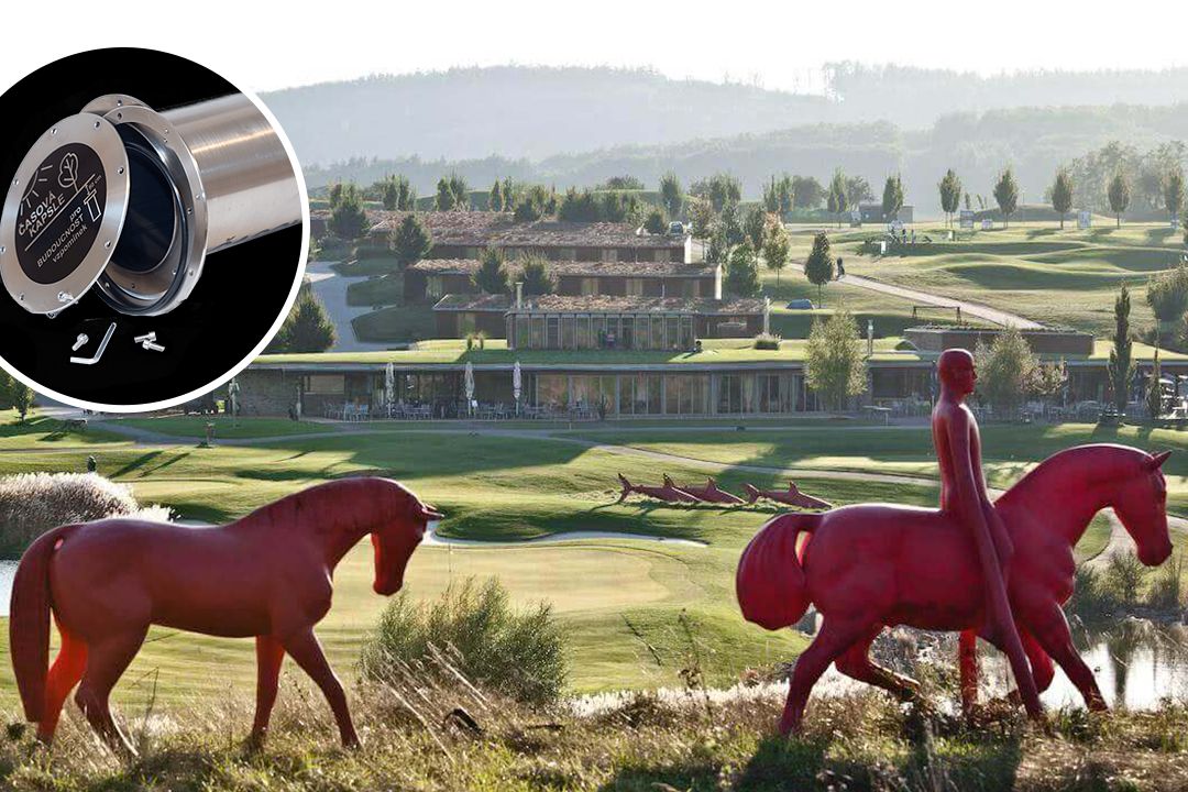 Časovou kapsli se vzkazy utopí na deset let v jezírku golfového areálu Kaskáda. Bude v ní i míček od Jakubčíka