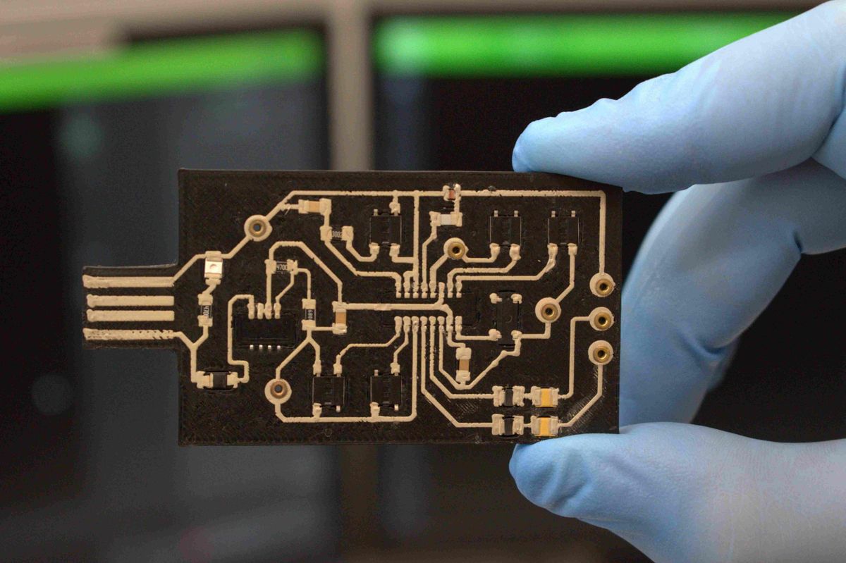 Vědci z Prahy vyrobili elektroniku z odpadu z gramofonových desek