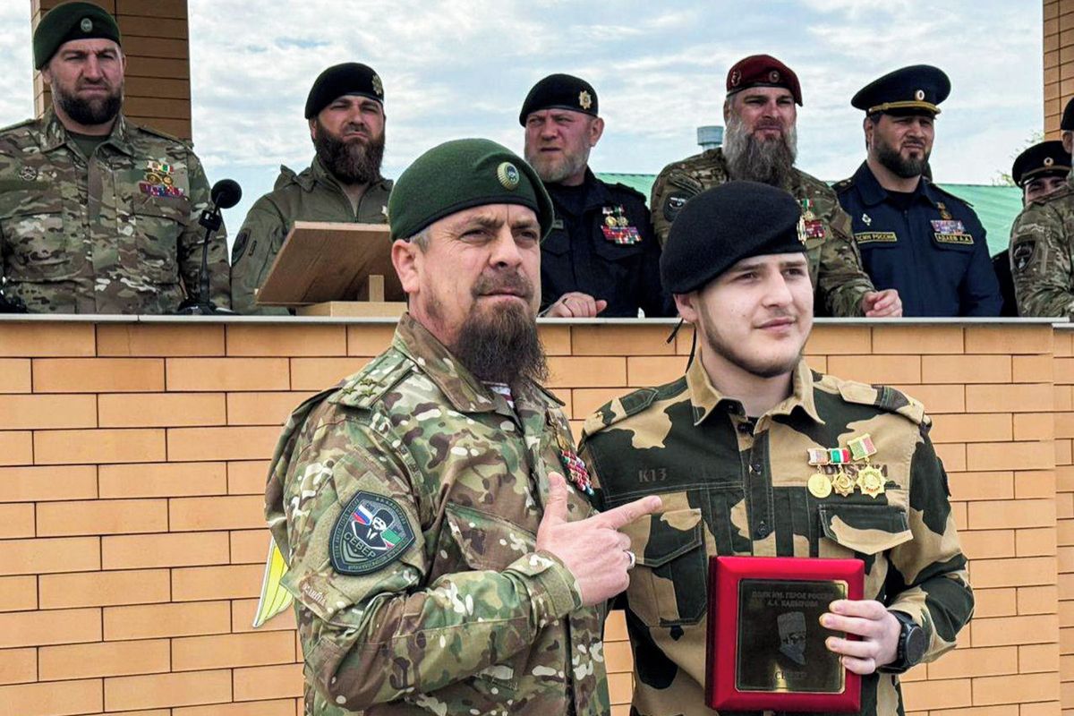 Kadyrovův syn dostal medaili za přínos ve válce proti Ukrajině, i když v ní nebyl