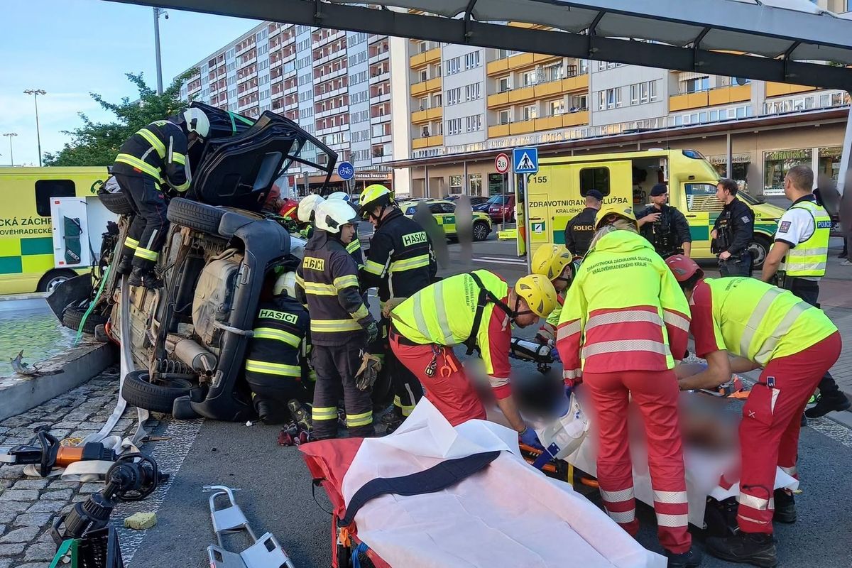 Auto v Hradci Králové narazilo do fontány, v nemocnici skončili dva lidé