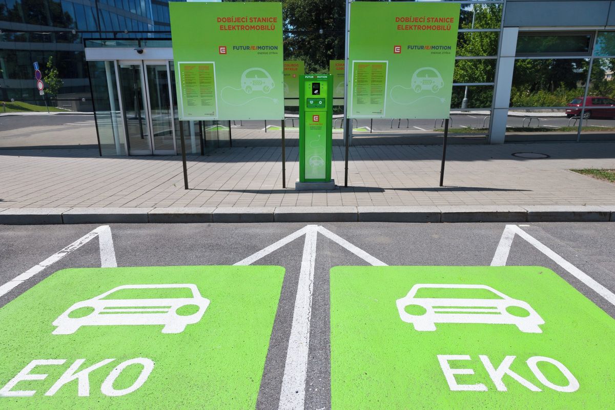 Česko zaostává v počtu elektromobilů. Chybějí dobíjecí stanice i pravidla pro parkování