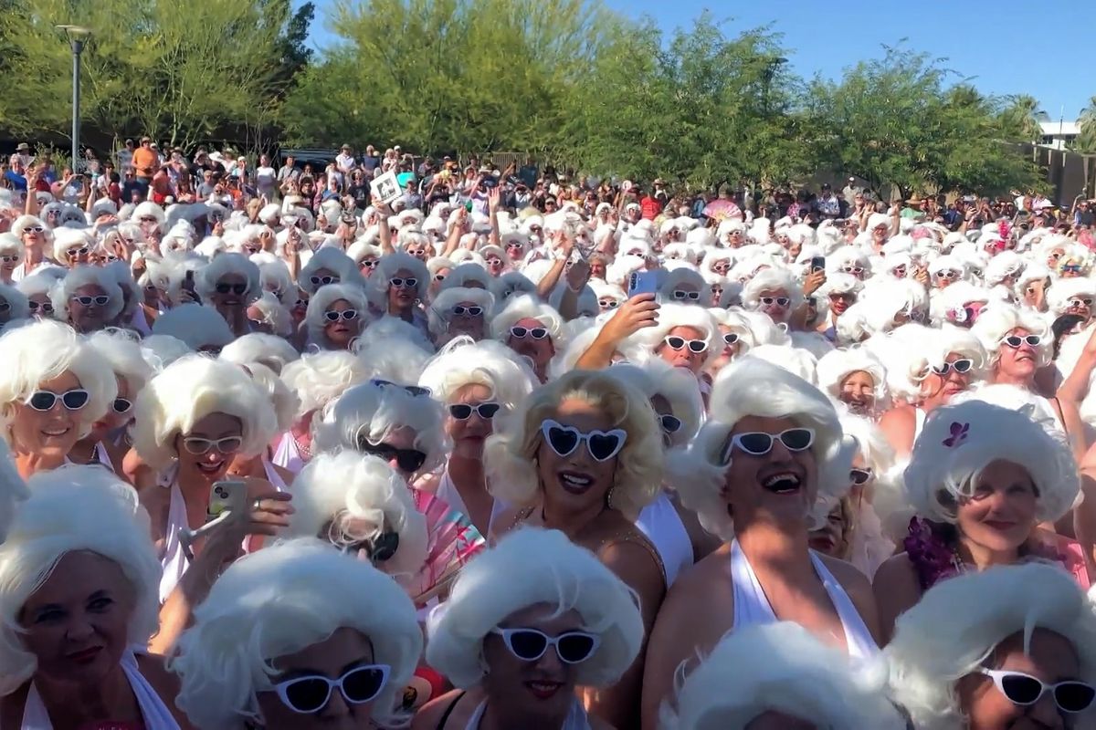 V USA se sešlo přes 1000 lidí oblečených jako Marilyn Monroe. Byli mezi nimi i muži