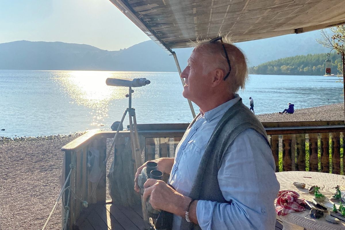 Čekal na lochneskou příšeru, našel při tom manželku