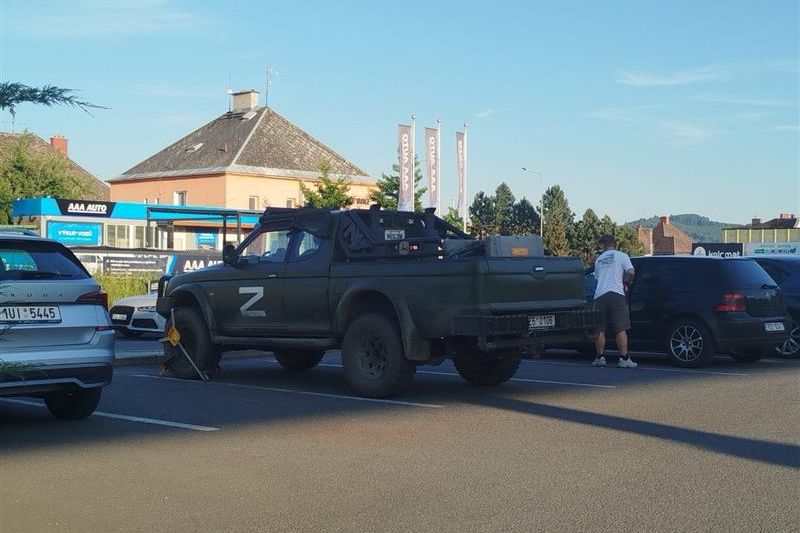 V ulicích Šumperku se proháněl zelený pickup se symbolem Z, případ prověřuje policie