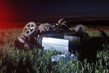 Náraz do stromu. Řidiči na Písecku vylétl při nehodě z auta motor