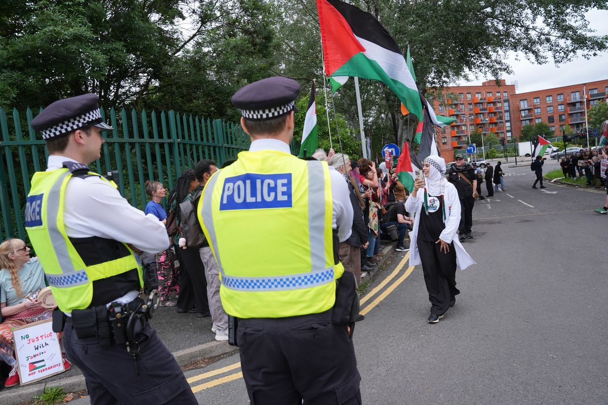 Propalestinská čtveřice jde za řádění ve zbrojovce v Británii do vězení. Soud činy spojil s terorismem