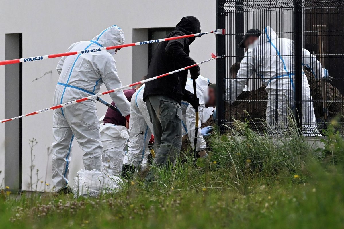 Polský pár našel pod cestou k novému domu ostatky 29 nenarozených dětí