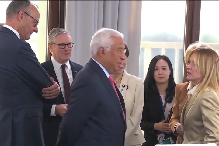Aplaus pro Meloniovou na summitu G7. „Přestala jsem kouřit, už před měsícem“