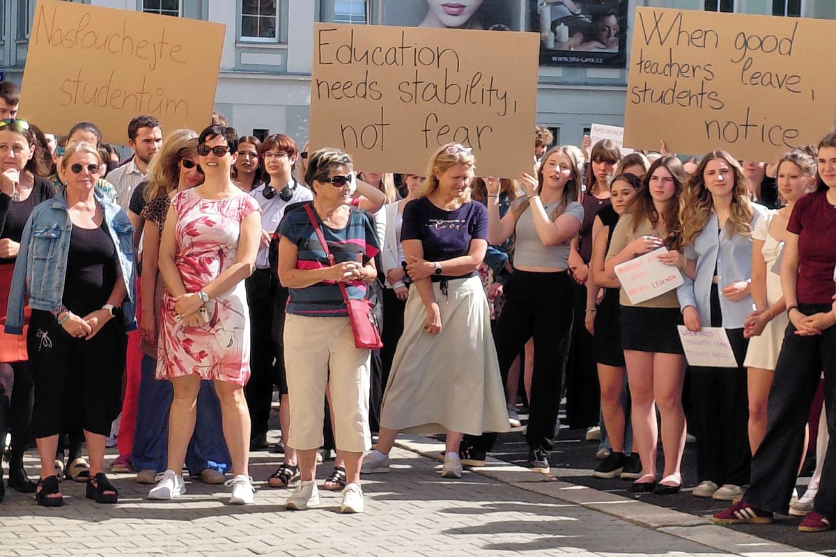 Studenti gymnázia v Jablonci vyzvali ředitelku k odstoupení. Situace ve škole je vyostřená měsíce