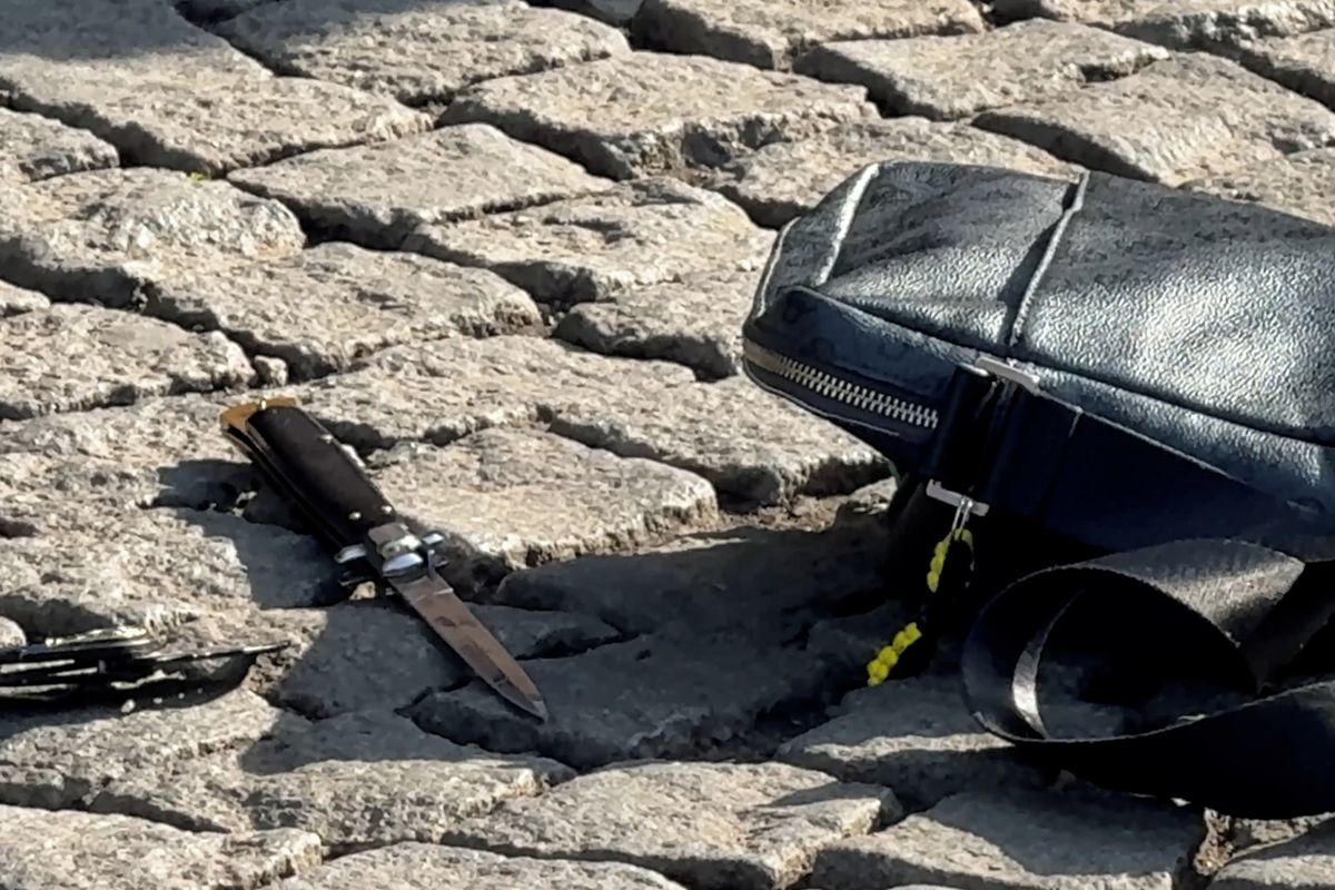 Muž ohrožoval lidi nožem před obchoďákem v centru Prahy. Policisté použili taser