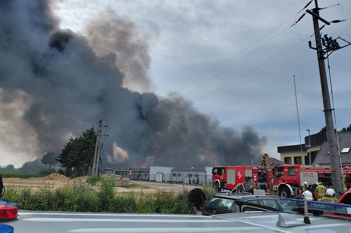 Zavřete okna a nevycházejte. Polští hasiči bojují s požárem továrny na aerosoly