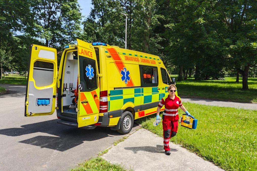 Lidé kolabují z horka. Moravskoslezští záchranáři vyjížděli ke stovce případů
