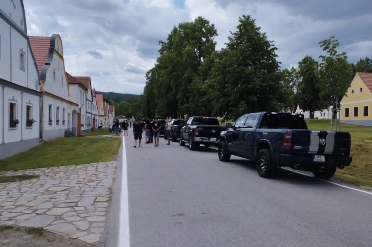 V památkové zóně ve vesničce na jihu Čech zaparkovaly pickupy RAM. Obcí se nesly sprosté nadávky
