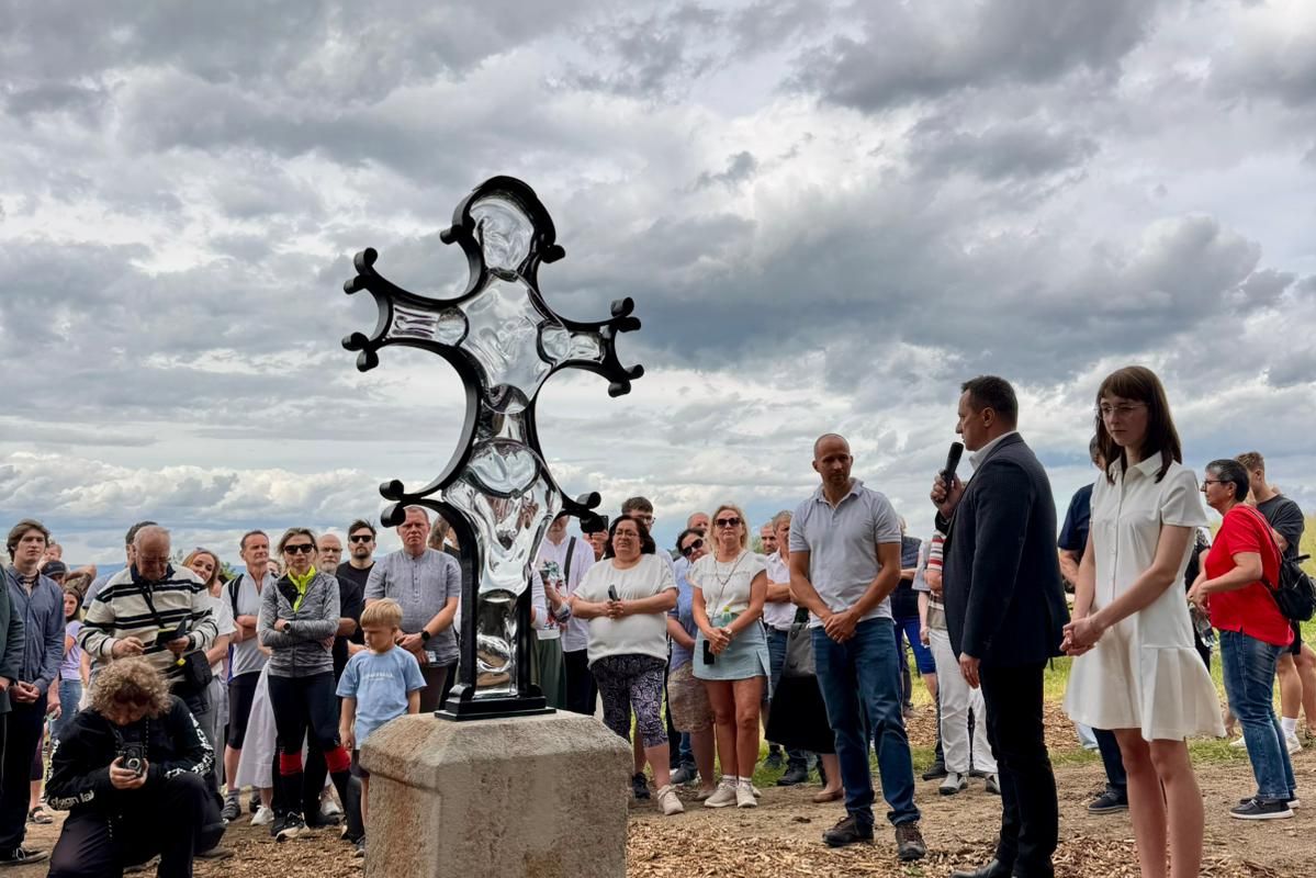 Výzkum potvrdil hromadný hrob. Oběti poválečného násilí připomíná na Karlovarsku skleněný kříž