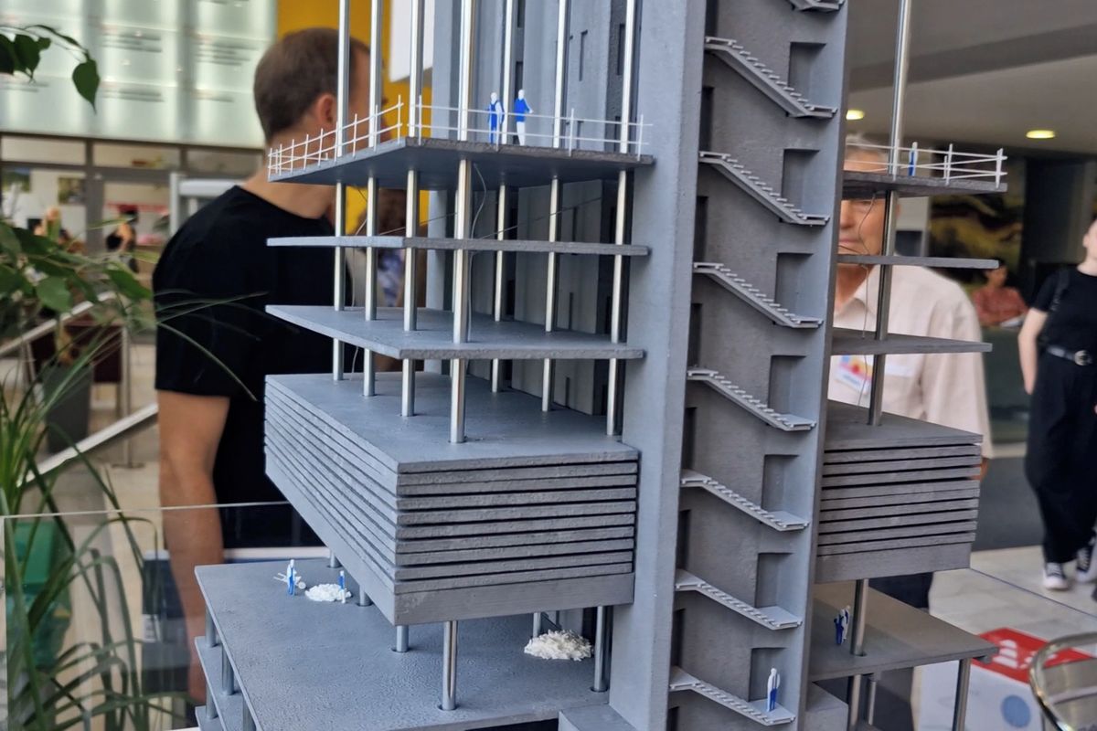 V Liberci sestavili unikátní model mrakodrapu v pohybu. Ukazují, jak se stavěl