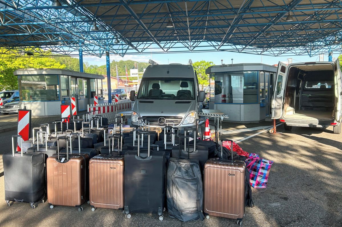 Turistka převážela 55 kufrů. Žádný kontraband, vše pro osobní potřebu, potvrdili překvapení švýcarští celníci