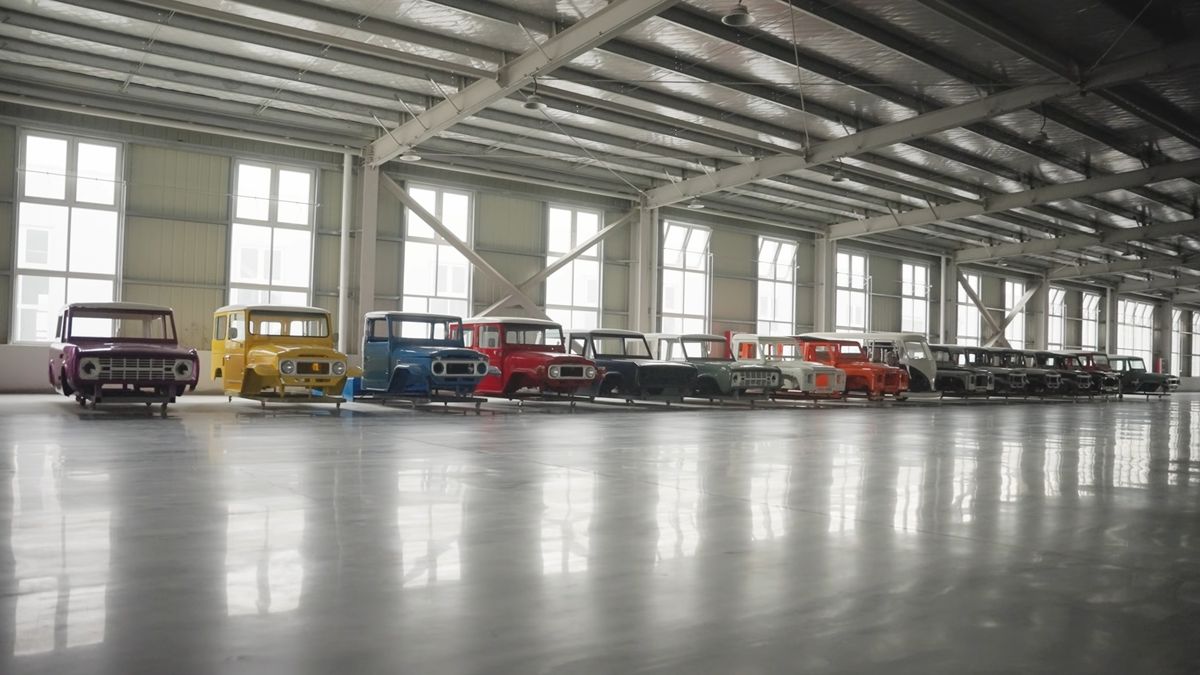 Čínská firma vyrábí karoserie západních aut pro renovace. Hotové kusy se prodávají za miliony