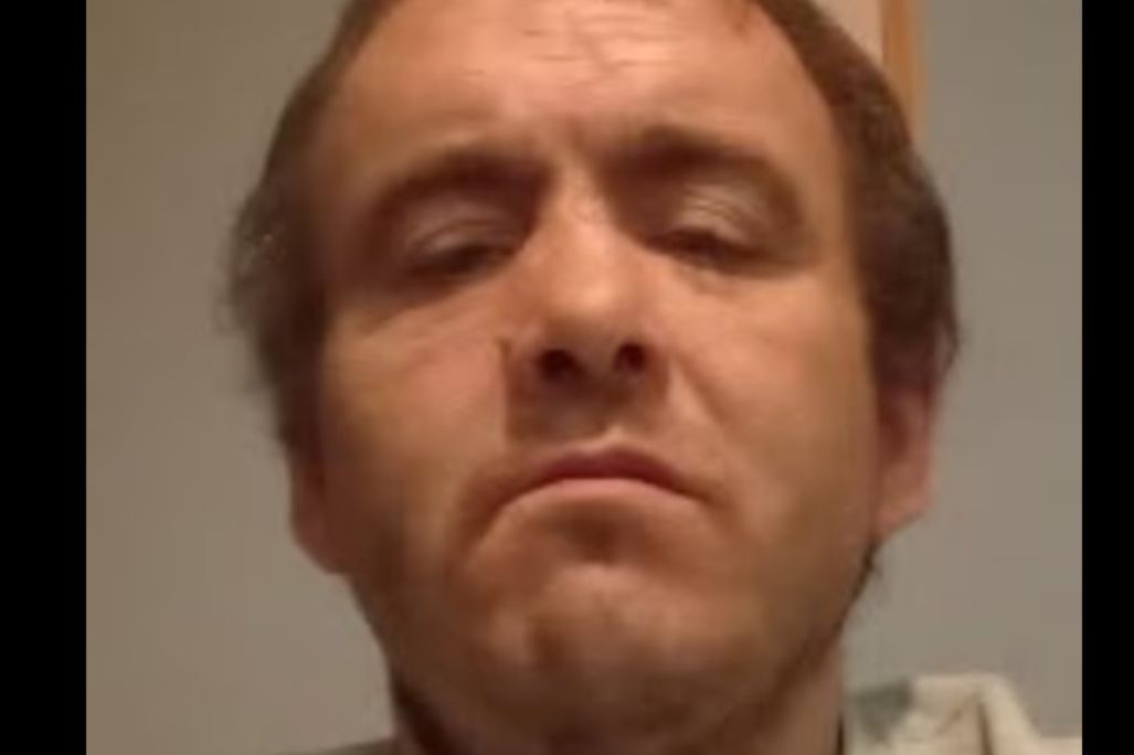 „Zranitelný“ a hluchý na jedno ucho. Sousedé popsali muže, kterému chtěl migrant v Belfastu uříznout hlavu