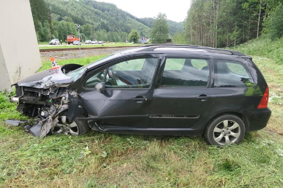 Mladý šofér nezvládl na Šumpersku řízení a zdemoloval budku železničního přejezdu