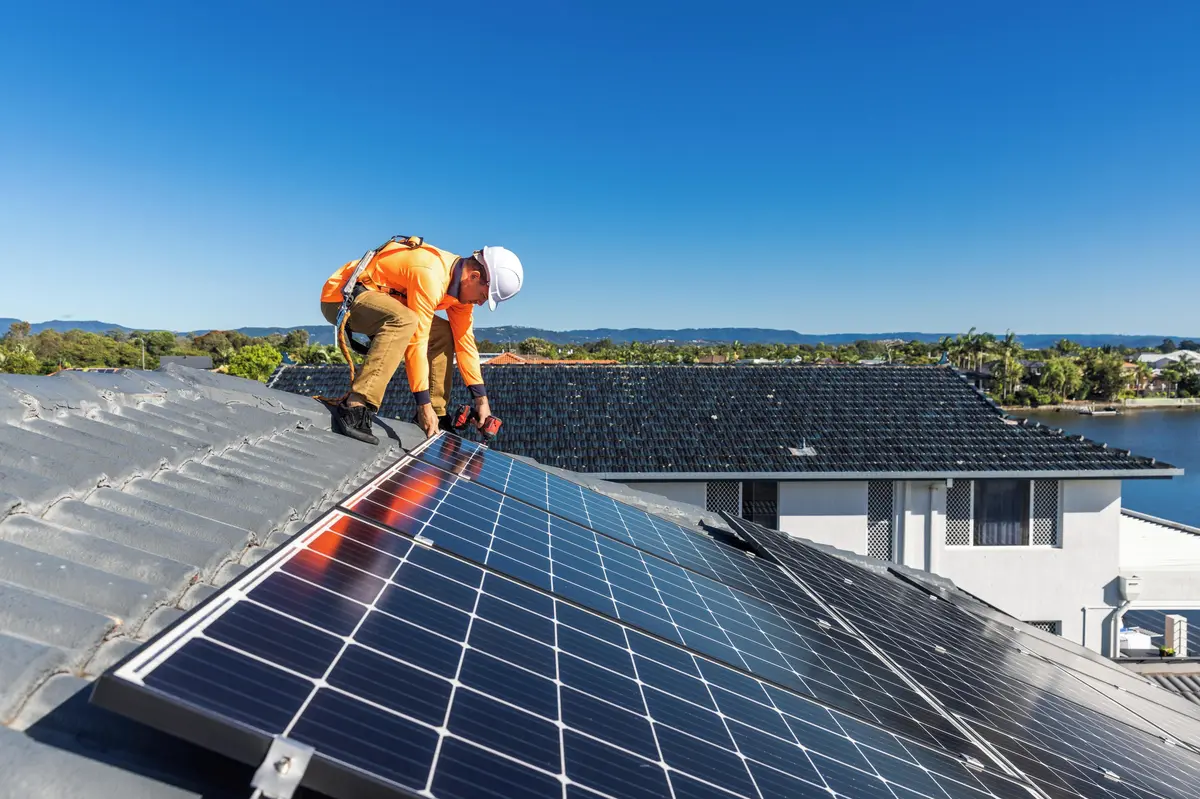 Solární boom naráží na problém. Česku chybějí technici