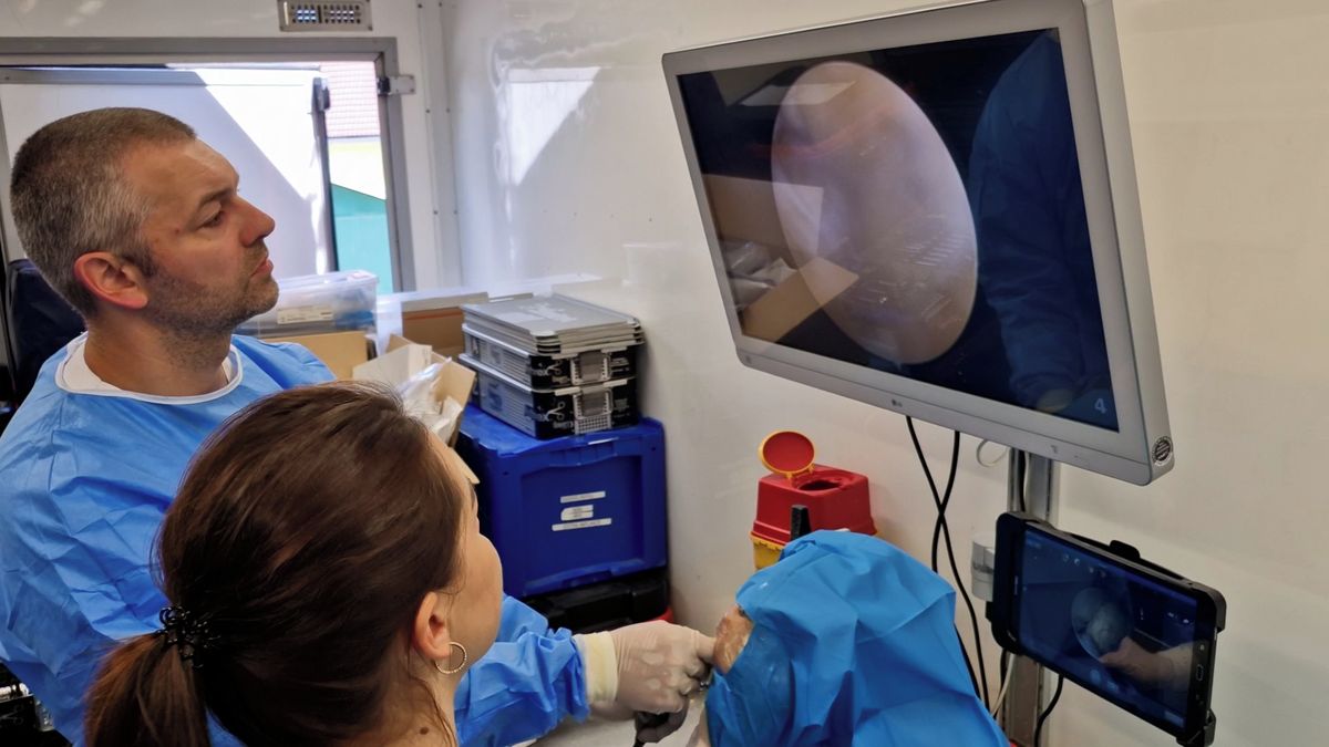 Šumperští lékaři trénovali operace kloubů v unikátních mobilních operačních sálech