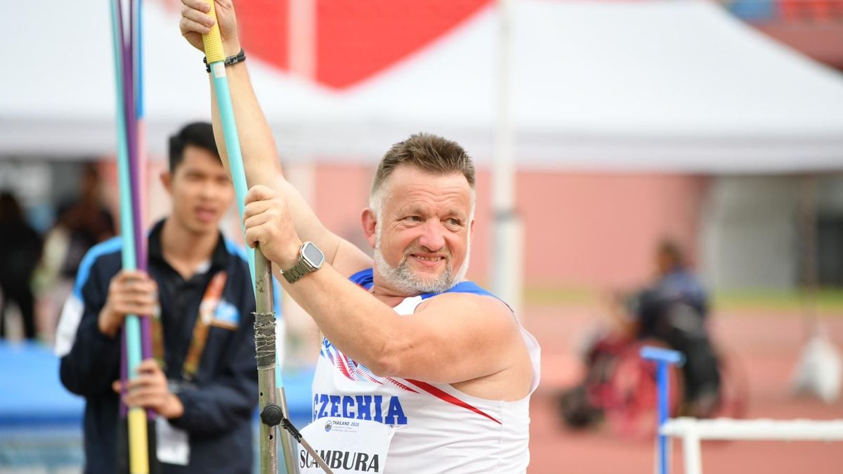 Po úrazu zůstal na vozíku a zhroutil se mu svět. Do života ho vrátil herec Menšík, nad vodou ho drží sport a práce