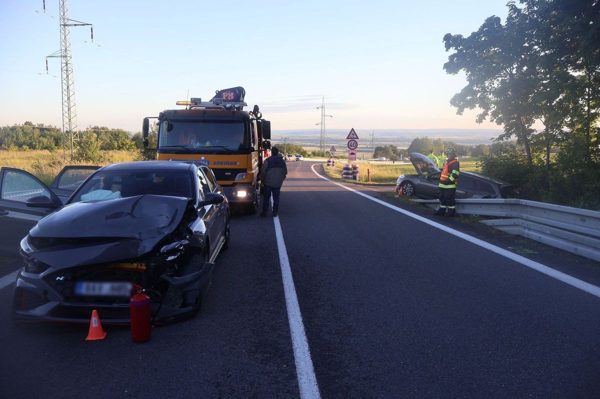 Řidič na Olomoucku riskantně předjížděl a narazil do odbočujícího auta. Zranily se tři ženy