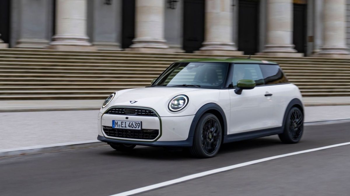 Slavný britský designér vtiskl svůj podpis speciálním vozům Mini