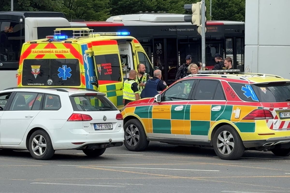 Policie v Praze pátrá po útočníkovi, který zranil náhodnou oběť