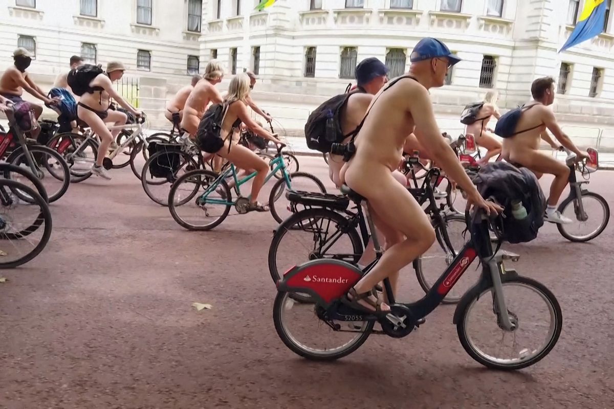 Tisíce nahých cyklistů projely Londýnem