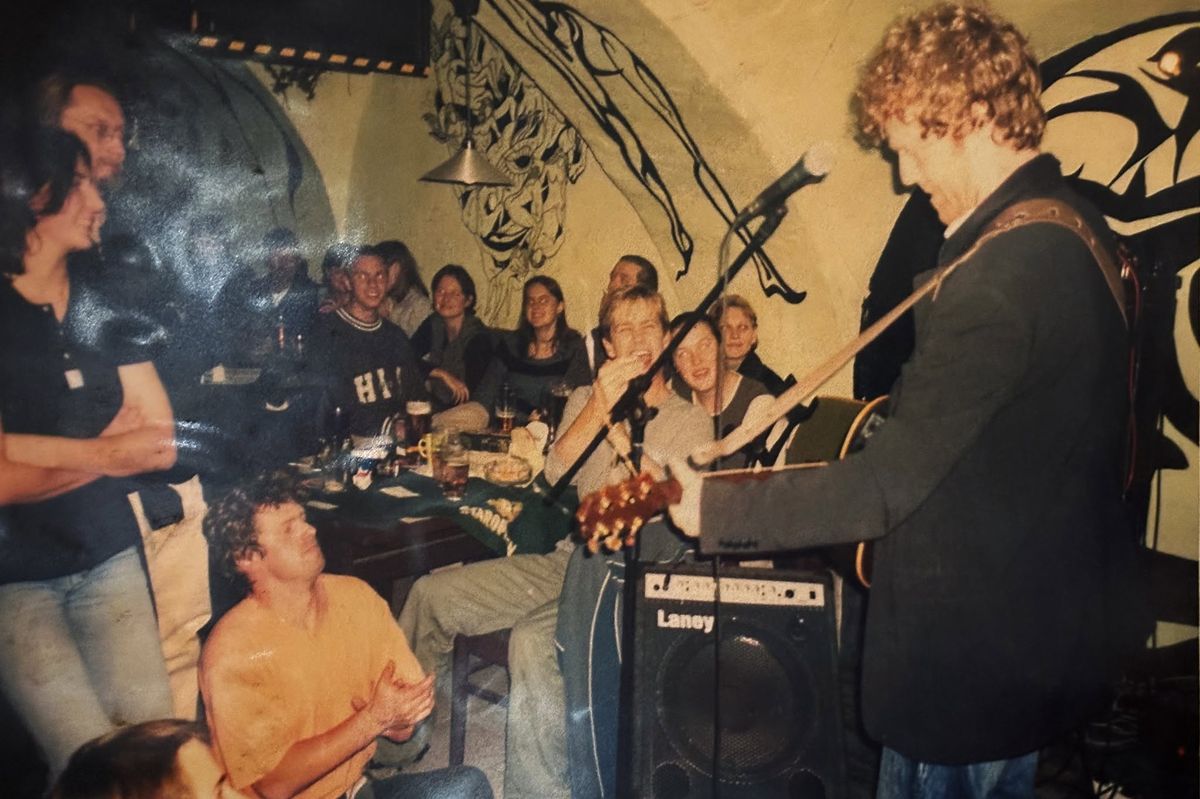 Glen Hansard přišel v Česku před lety o oblíbenou kytaru. Za její návrat zaplatil nálezné