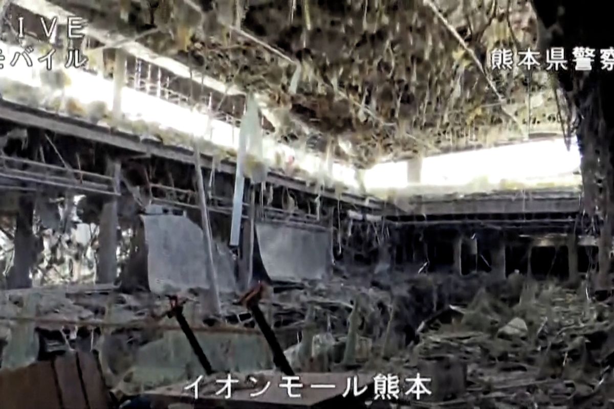 Totální zkáza. Záběry z vnitřku nákupního centra v Japonsku, které explodovalo po zemětřesení