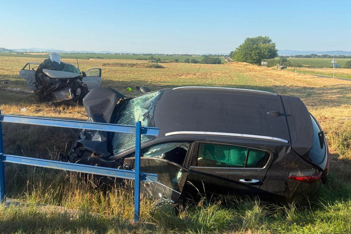 Český řidič nezastavil na Slovensku na stopce, auta po srážce skončila v poli
