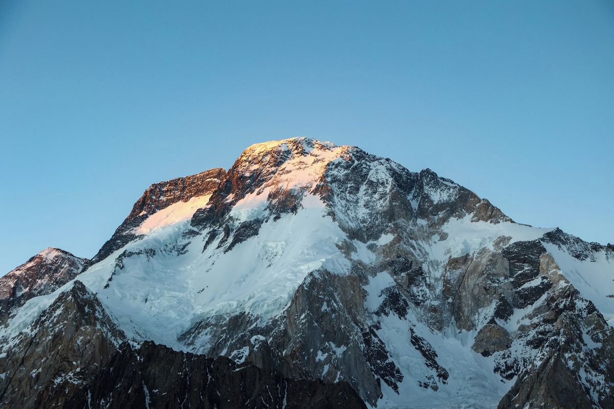 Po pádu laviny na pákistánské hoře Broad Peak se pohřešuje deset horolezců